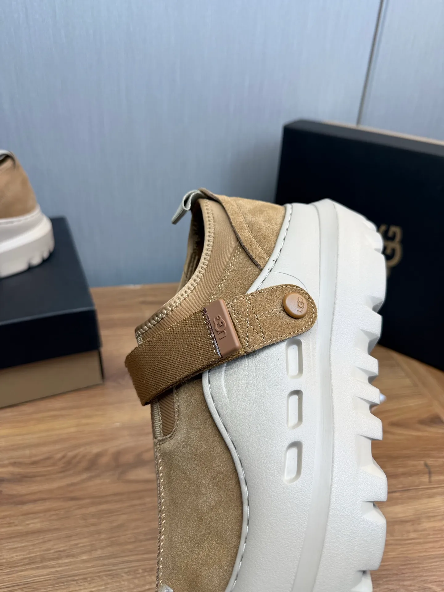 Men's shoes💰580💰Couples💖 New UGG fur integrated men's simple and fashionable snow boots. The most worth buying at the end of this year are warm casual shoes. Whether you are out and about at home, their comfortable and warm performance will be your most suitable fashion companion! The material is cowhide upper and imported wool is used inside. Warm and comfortable! The eva+ rubber patch outsole is cushioned, non-slip and wear-resistant, and has good elasticity. It is light and wear-resistant, comfortable and soft, and the new simple cut is more fashionable. It has both practicality and fashion sense, so you no longer have to worry about how to match it in winter, while still maintaining your fashionable taste. High-quality genuine wool. Look at the details for the material! Size: 35-40-41-42-43-44-44 sneaker size
